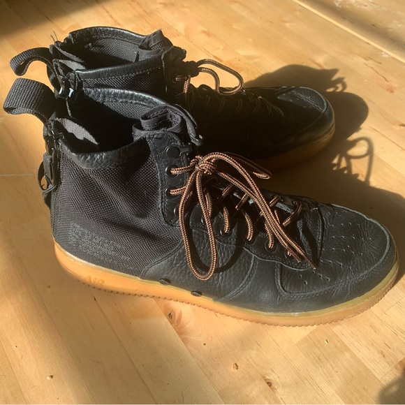 NIKE SF AIR FORCE 1 MID ‘BLACK GUM’ - Picture 3 of 4